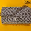 Fumo di Charme: Borsa Grigio Perla all'Uncinetto con Dettagli in Argento