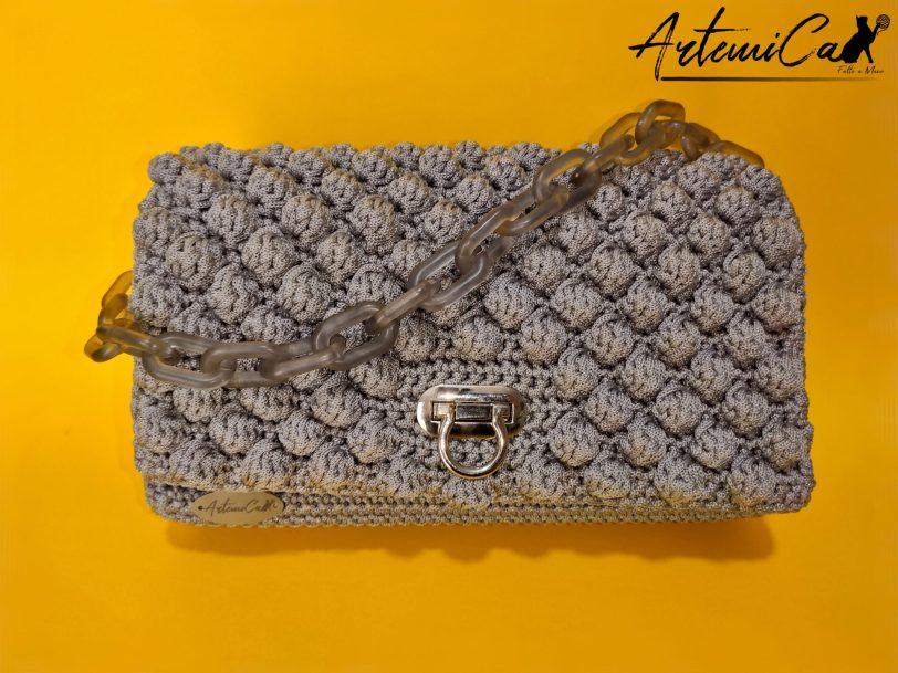 Fumo di Charme: Borsa Grigio Perla all'Uncinetto con Dettagli in Argento