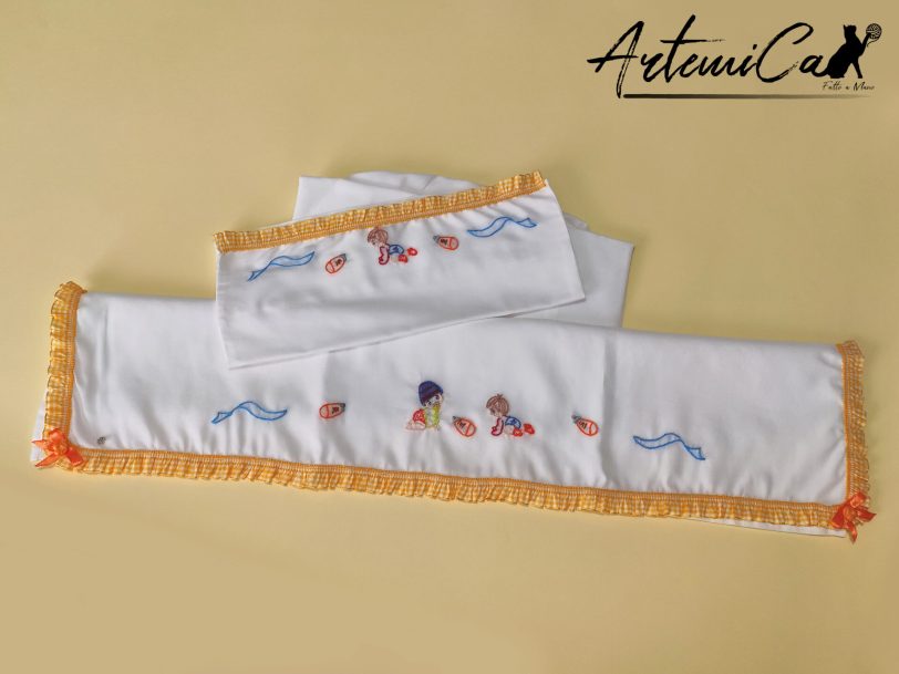Avventura tra i Ricami: Set di Lenzuola per Carrozzina, un Sogno di Tenera Eleganza