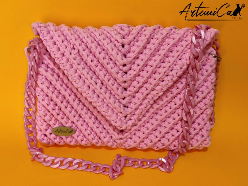 Rosy Elegance: Borsa in Fettuccia all'Uncinetto
