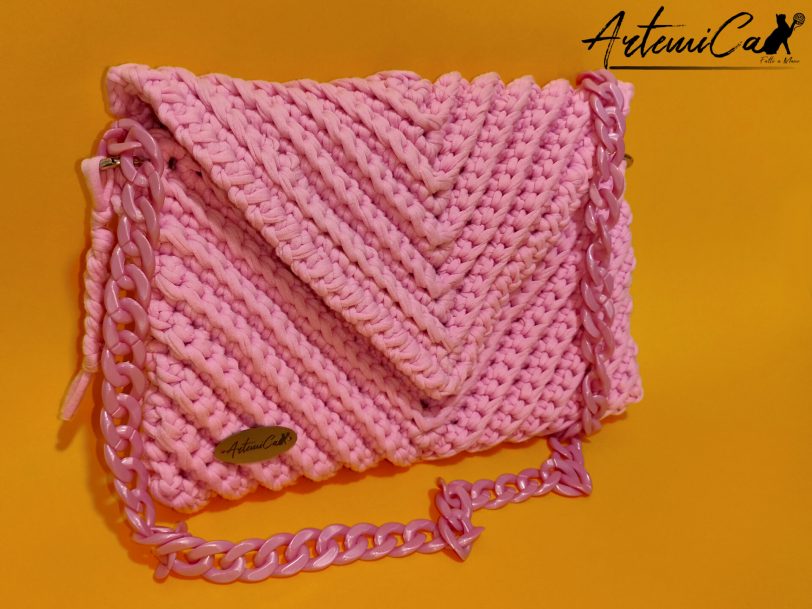 Rosy Elegance: Borsa in Fettuccia all'Uncinetto