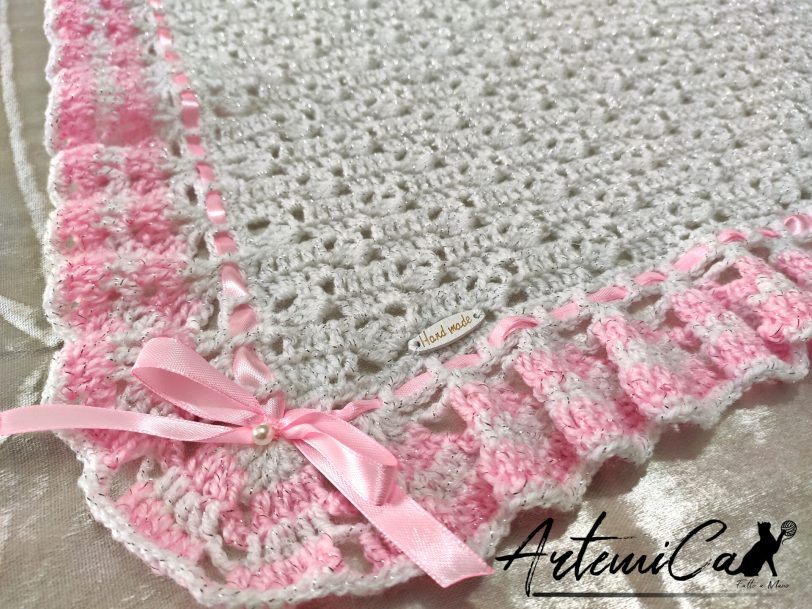 copertina Trilly bianca e rosa con riflessi argento