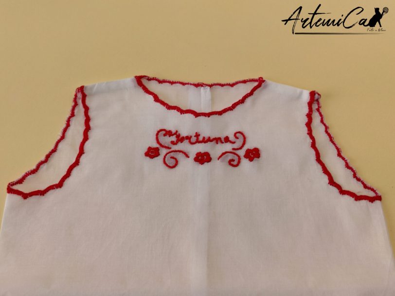 Camicina della Fortuna: Eleganza in Lino Ricamata a Mano