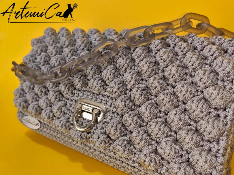 Fumo di Charme: Borsa Grigio Perla all'Uncinetto con Dettagli in Argento