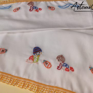 Avventura tra i Ricami: Set di Lenzuola per Carrozzina, un Sogno di Tenera Eleganza