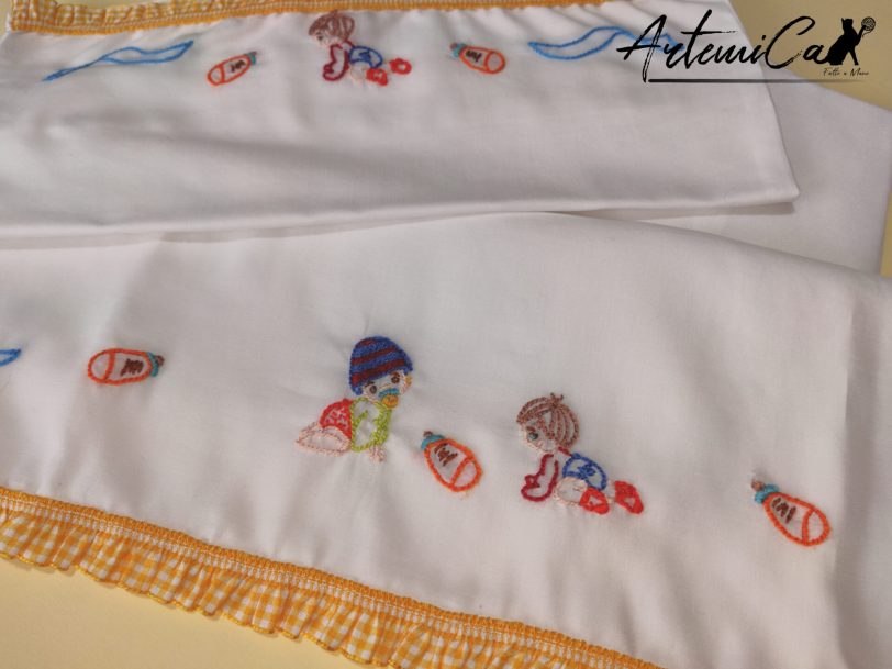 Avventura tra i Ricami: Set di Lenzuola per Carrozzina, un Sogno di Tenera Eleganza