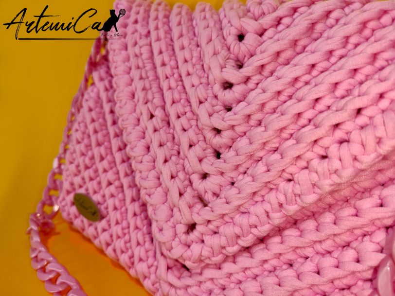 Rosy Elegance: Borsa in Fettuccia all'Uncinetto