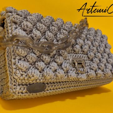 Fumo di Charme: Borsa Grigio Perla all'Uncinetto con Dettagli in Argento