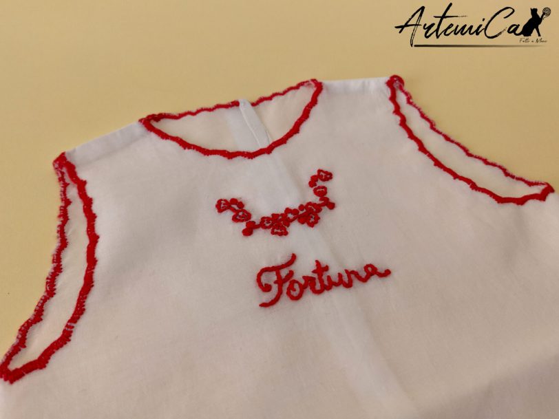 Camicina della Fortuna: Eleganza in Lino Ricamata a Mano