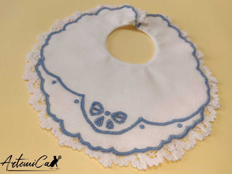Bavaglino Cielo Incantato: Magia di Lino Blu Ricamato a Mano