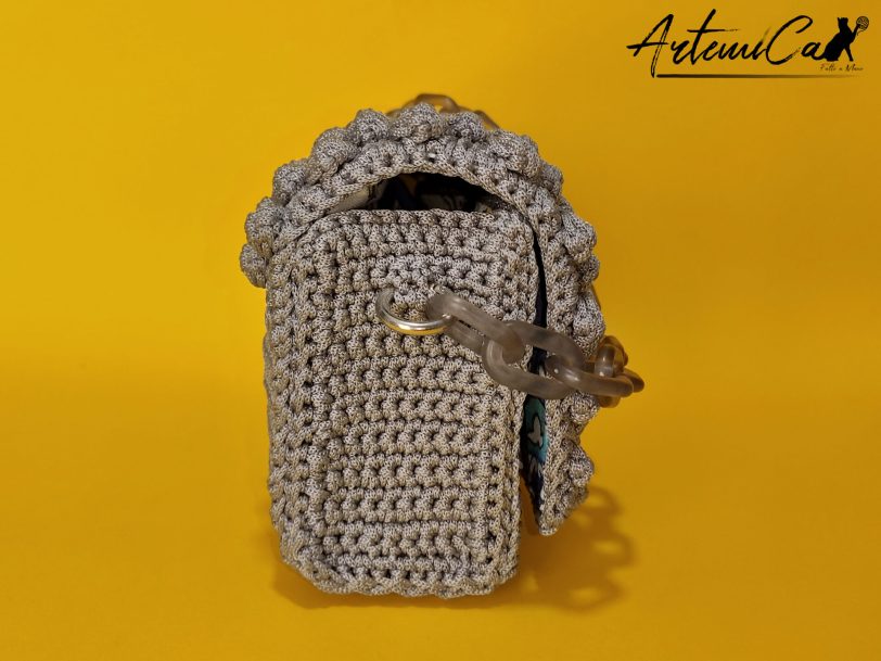 Fumo di Charme: Borsa Grigio Perla all'Uncinetto con Dettagli in Argento