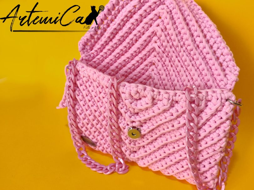 Rosy Elegance: Borsa in Fettuccia all'Uncinetto