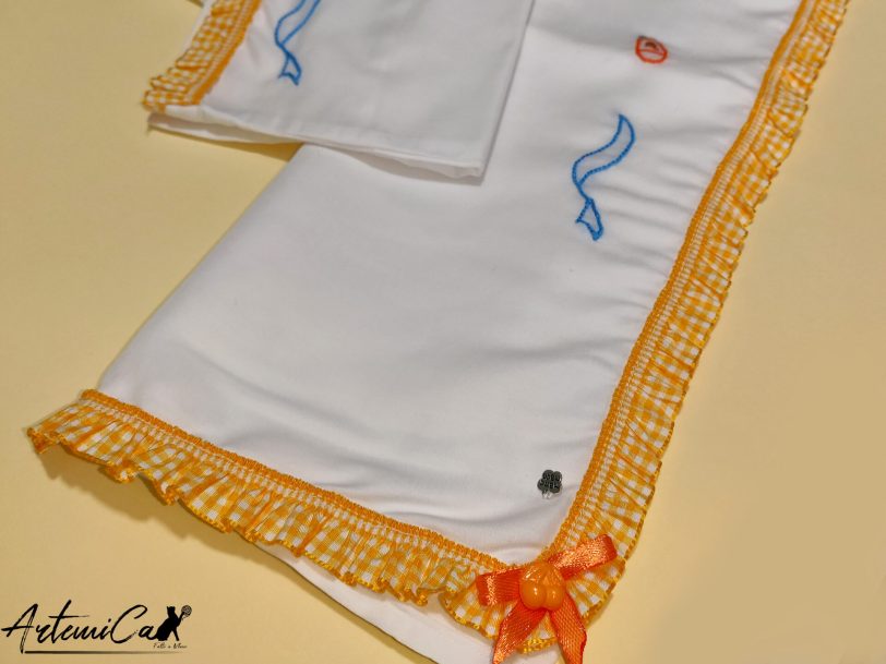 Avventura tra i Ricami: Set di Lenzuola per Carrozzina, un Sogno di Tenera Eleganza