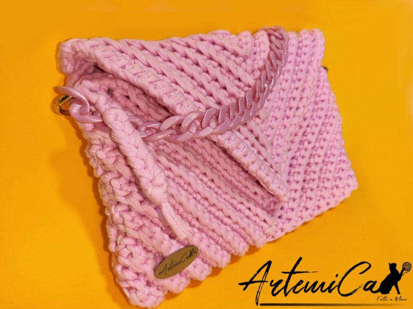 Rosy Elegance: Borsa in Fettuccia all'Uncinetto