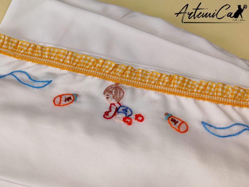Avventura tra i Ricami: Set di Lenzuola per Carrozzina, un Sogno di Tenera Eleganza