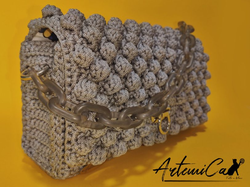 Fumo di Charme: Borsa Grigio Perla all'Uncinetto con Dettagli in Argento