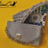 Fumo di Charme: Borsa Grigio Perla all'Uncinetto con Dettagli in Argento