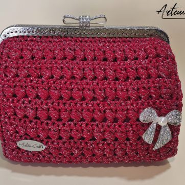 Fiocco di Diva: Borsa all'Uncinetto Rossa con Spilla e Rifiniture Argento