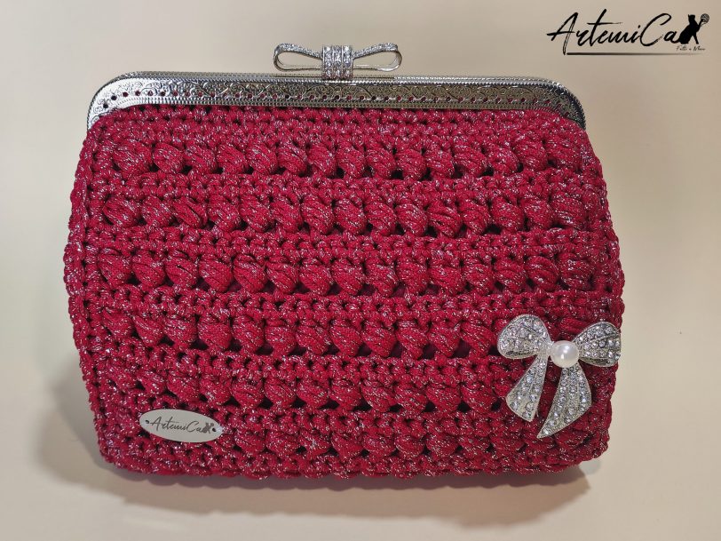 Fiocco di Diva: Borsa all'Uncinetto Rossa con Spilla e Rifiniture Argento