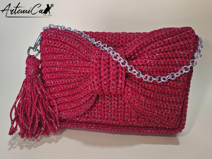 Enigma Rosso: Borsa Clutch fatta a mano all'Uncinetto con Maxi Fiocco