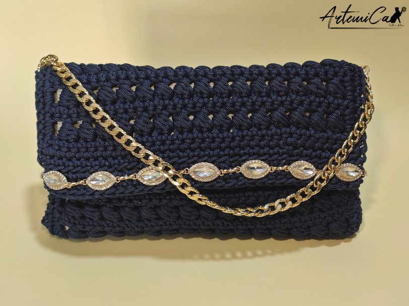Glamour Abbagliante: Borsa Clutch fatta a mano all’Uncinetto con Cristalli Brillanti