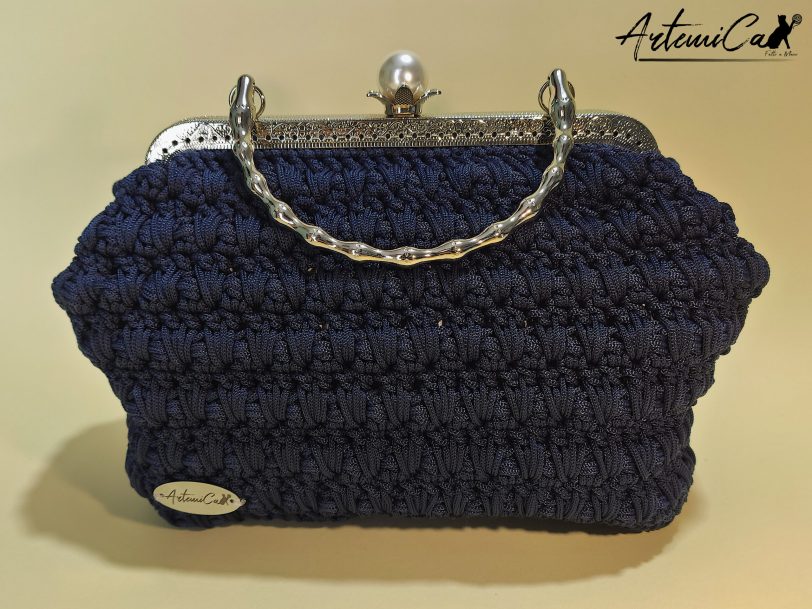 Moonlight: Borsa Blu Notte con Perla Fatta a Mano all'Uncinetto