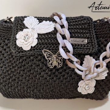 Danza di Rose: Borsa tra Sogni e Natura all'Uncinetto