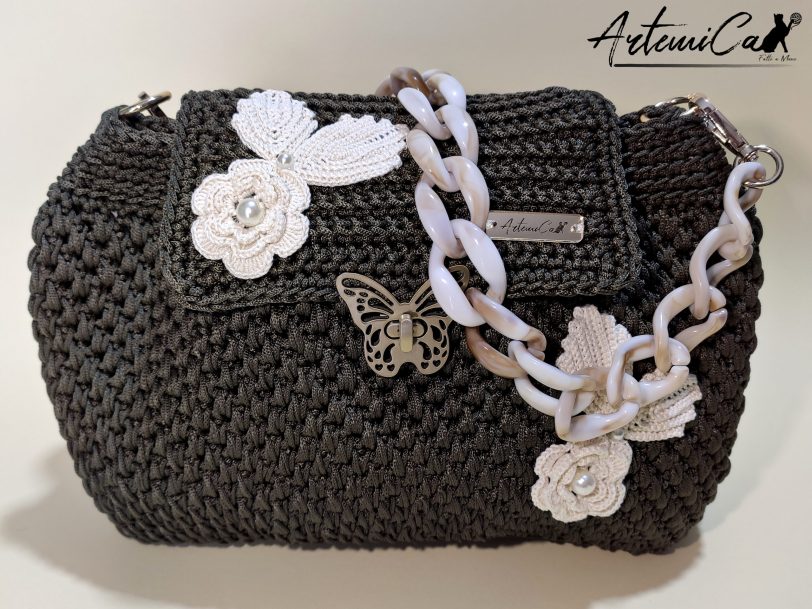 Danza di Rose: Borsa tra Sogni e Natura all'Uncinetto