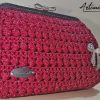 Fiocco di Diva: Borsa all'Uncinetto Rossa con Spilla e Rifiniture Argento