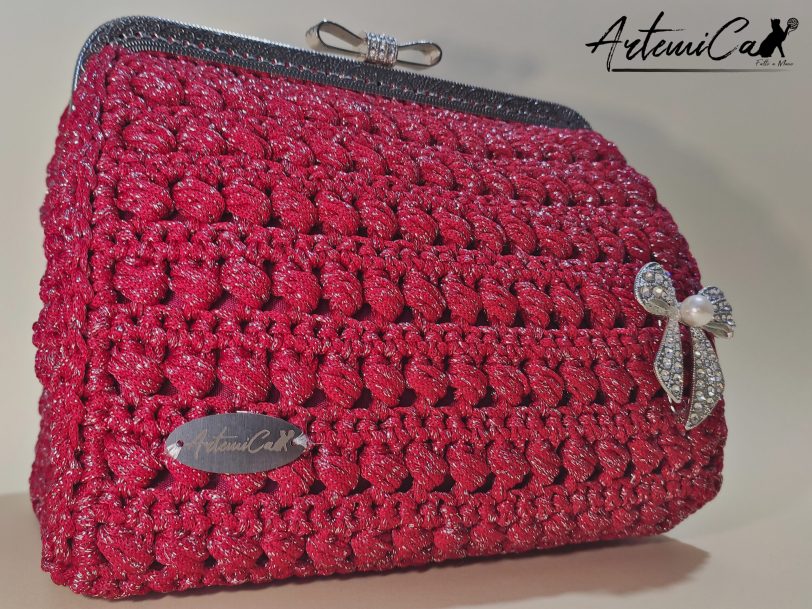 Fiocco di Diva: Borsa all'Uncinetto Rossa con Spilla e Rifiniture Argento