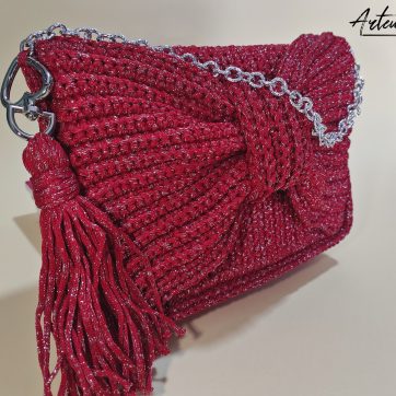 Enigma Rosso: Borsa Clutch fatta a mano all'Uncinetto con Maxi Fiocco