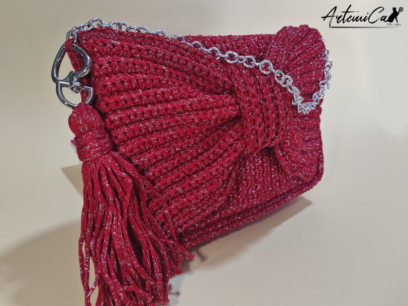 Enigma Rosso: Borsa Clutch fatta a mano all'Uncinetto con Maxi Fiocco