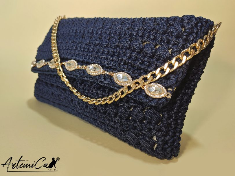 Glamour Abbagliante: Borsa Clutch fatta a mano all’Uncinetto con Cristalli Brillanti