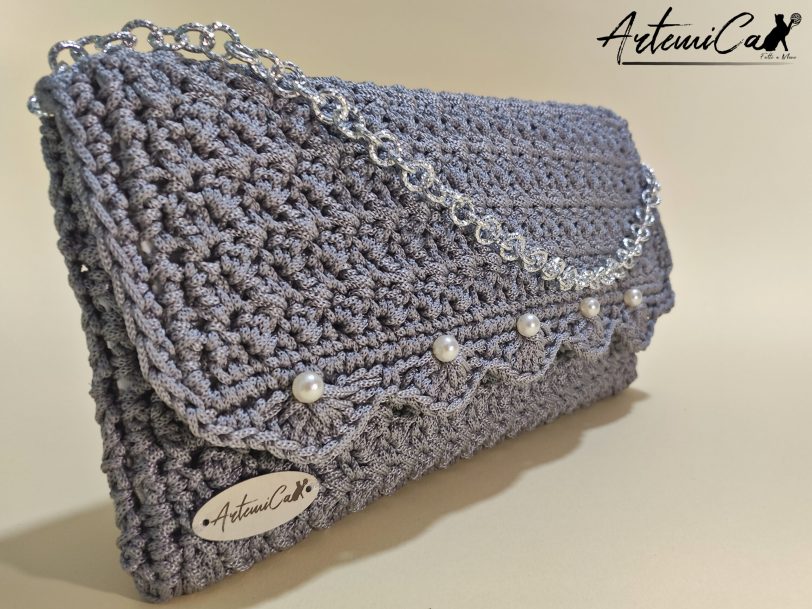 2 Sospiro di Perla: Borsa Clutch Artigianale con Perle e Manico Argento