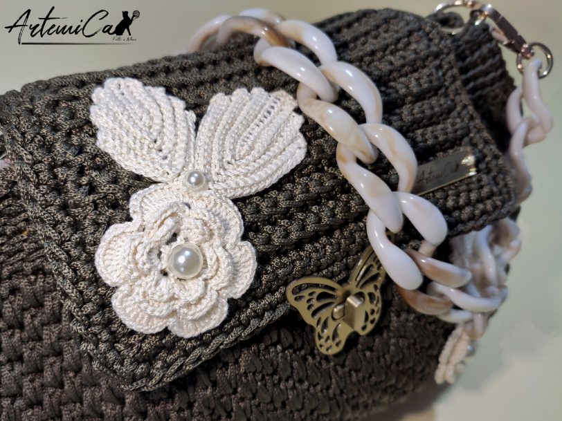 Danza di Rose: Borsa tra Sogni e Natura all'Uncinetto