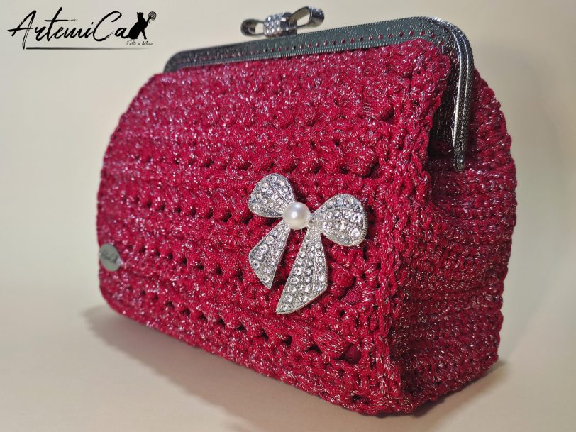 Fiocco di Diva: Borsa all'Uncinetto Rossa con Spilla e Rifiniture Argento