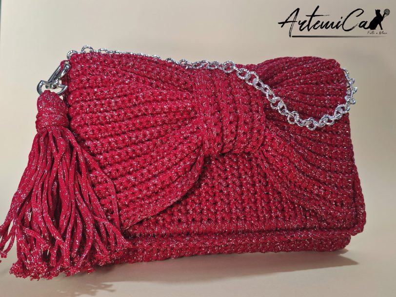 Enigma Rosso: Borsa Clutch fatta a mano all'Uncinetto con Maxi Fiocco