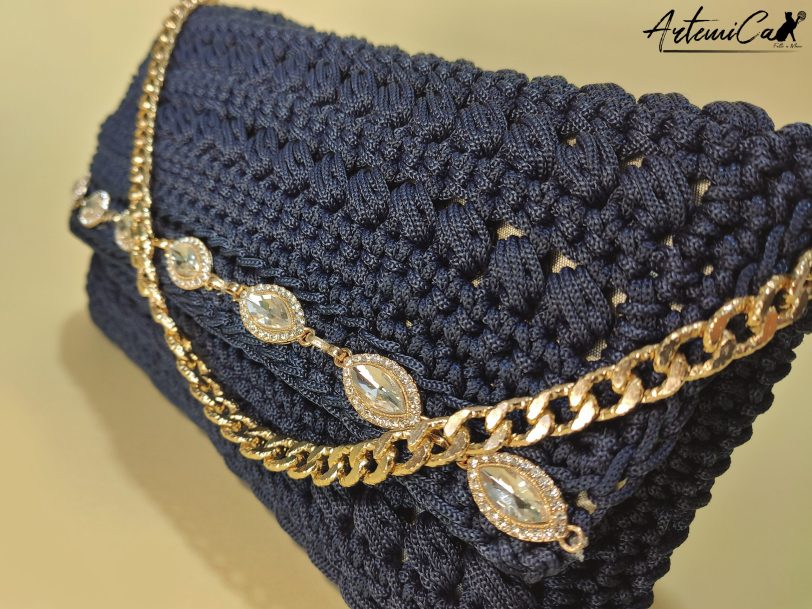 Glamour Abbagliante: Borsa Clutch fatta a mano all’Uncinetto con Cristalli Brillanti