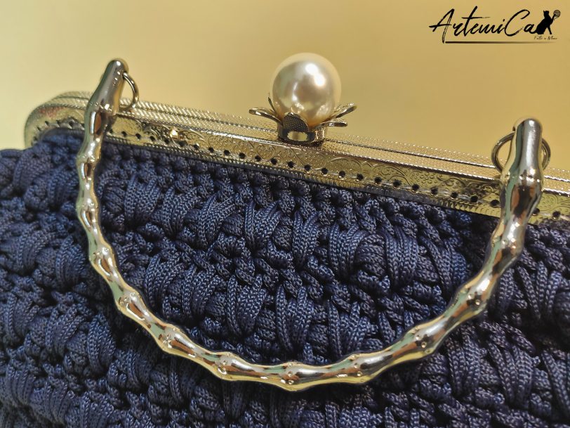 Moonlight: Borsa Blu Notte con Perla Fatta a Mano all'Uncinetto