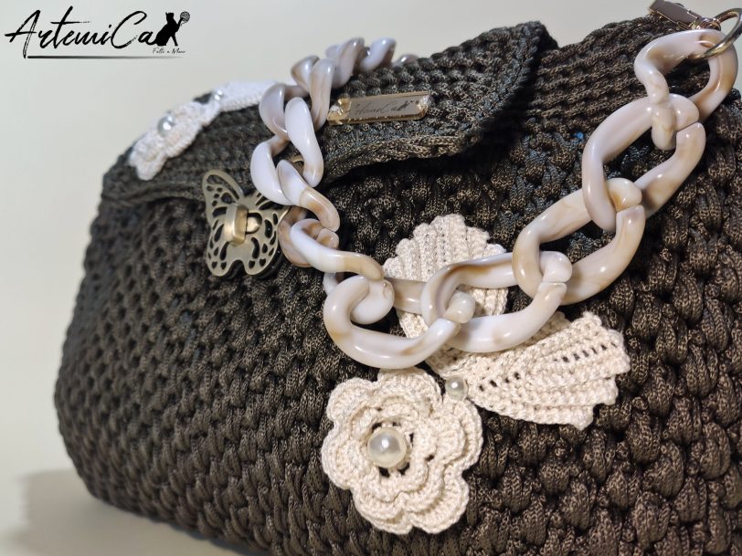 Danza di Rose: Borsa tra Sogni e Natura all'Uncinetto
