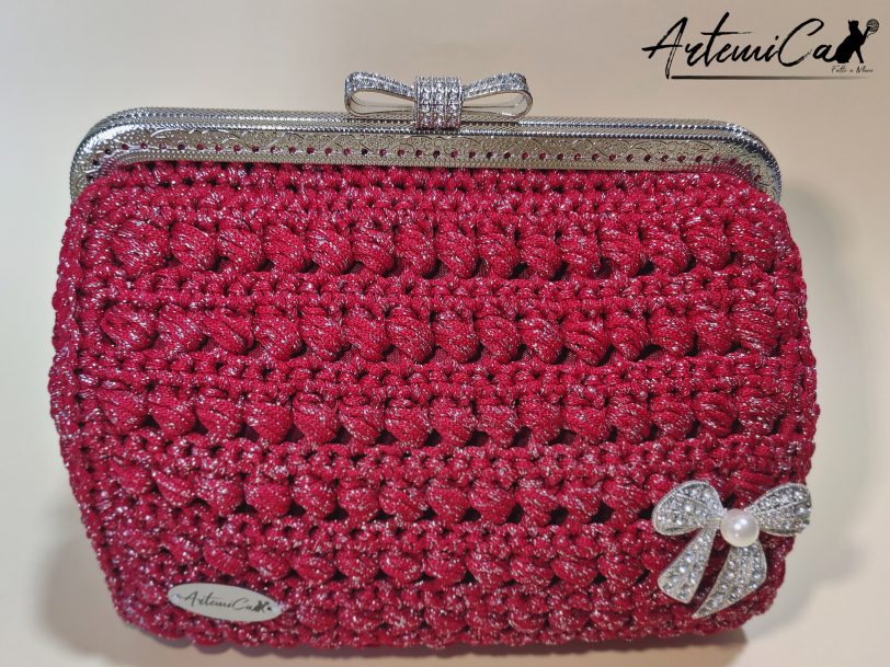 Fiocco di Diva: Borsa all'Uncinetto Rossa con Spilla e Rifiniture Argento