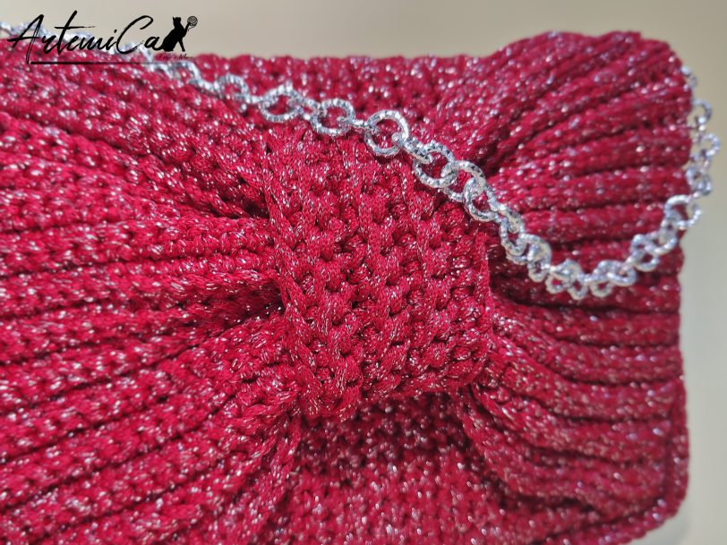 Enigma Rosso: Borsa Clutch fatta a mano all'Uncinetto con Maxi Fiocco