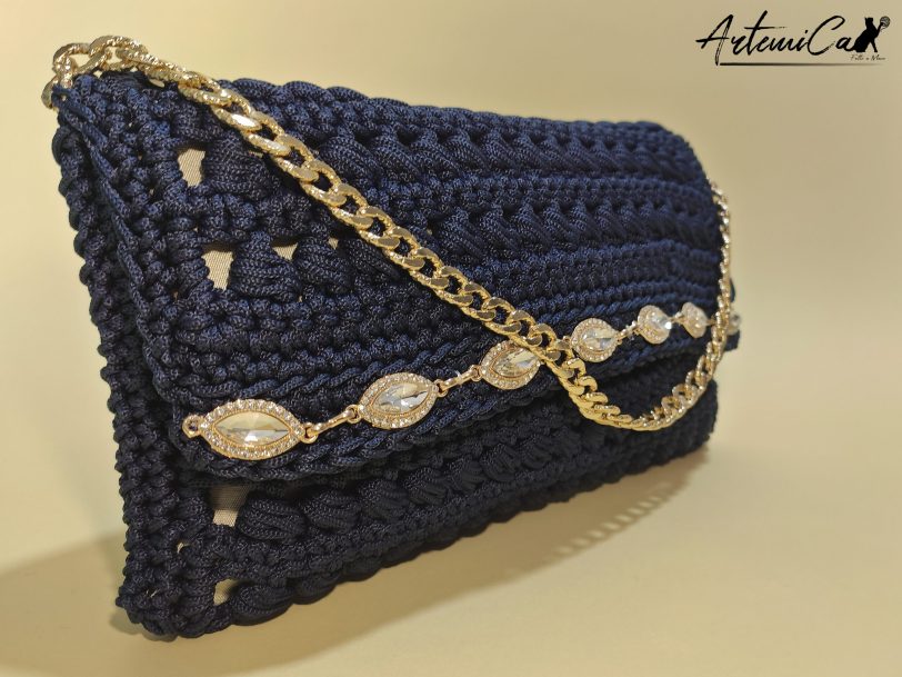 Glamour Abbagliante: Borsa Clutch fatta a mano all’Uncinetto con Cristalli Brillanti