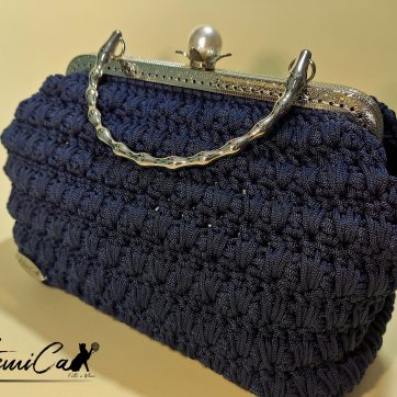 Moonlight: Borsa Blu Notte con Perla Fatta a Mano all'Uncinetto