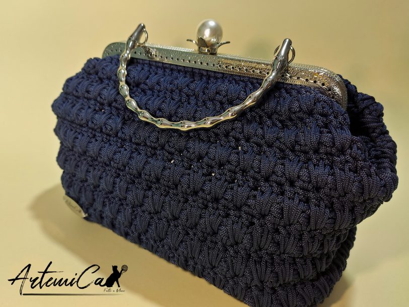 Moonlight: Borsa Blu Notte con Perla Fatta a Mano all'Uncinetto