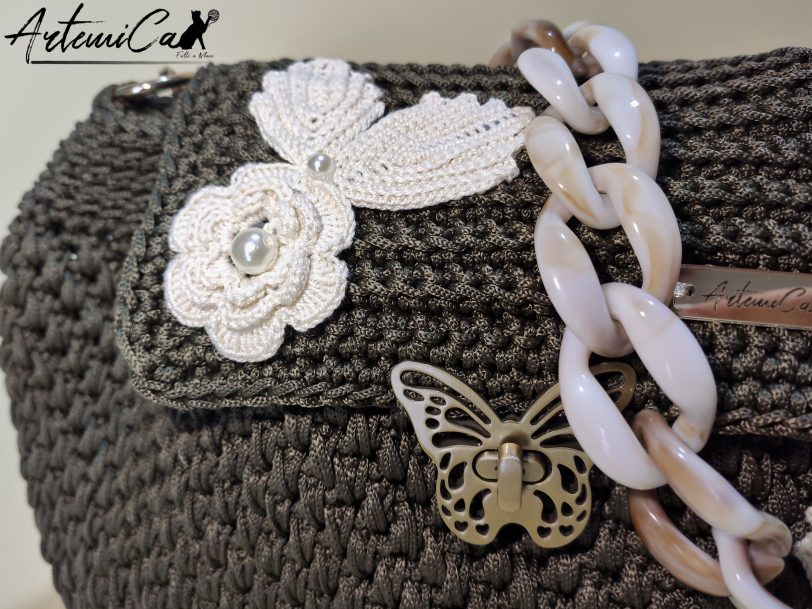Danza di Rose: Borsa tra Sogni e Natura all'Uncinetto