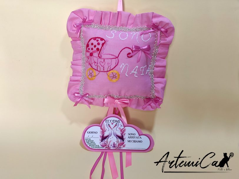 Cuscino Dolce Benvenuto: Fiocco Nascita Handmade Morbido e personalizzabile