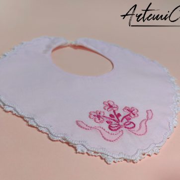 Bavaglino Rosa Chic con Ricamo Floreale Fatto a Mano