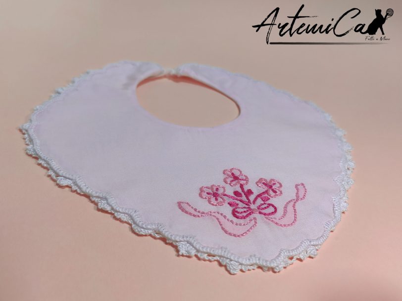Bavaglino Rosa Chic con Ricamo Floreale Fatto a Mano