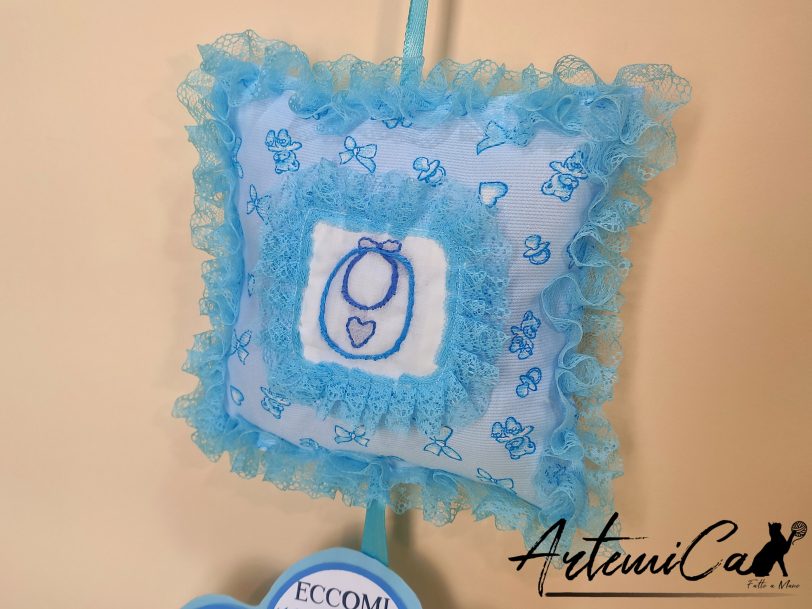 Cuscino Dolce Benvenuto: Fiocco Nascita Handmade Morbido e personalizzabile